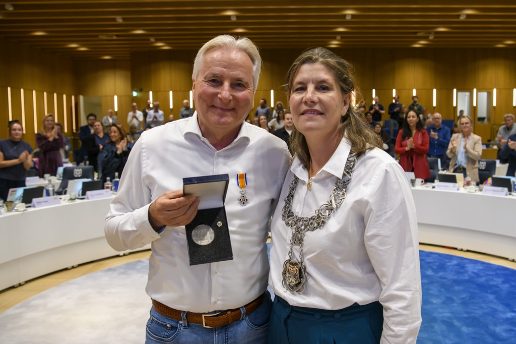 Raadslid Hans Smolders met de koninklijke onderscheiding en burgemeester Fleur Gräper - van Koolwijk met keten