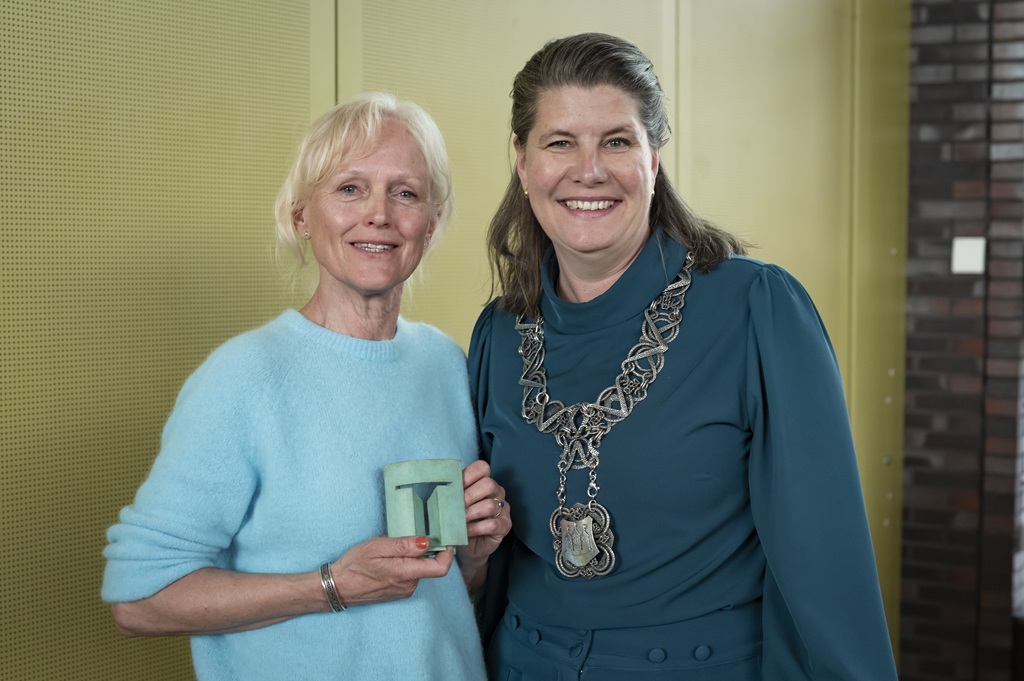 Karin de Jong en burgemeester Fleur Gräper - van Koolwijk poseren samen met de Tilburg Trofee
