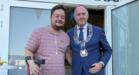 Ruben van der Mijl met locoburgemeester Bas van der Pol