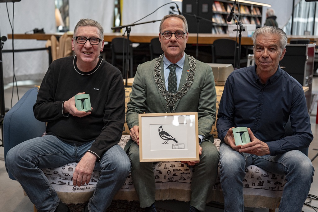 Sander Neijnens, locoburgemeester Peter Kok en Ivo van Leeuwen met de Tilburg Trofee.