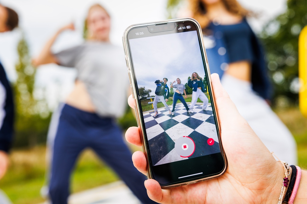 Jongeren aan het dansen terwijl ze gefilmd worden