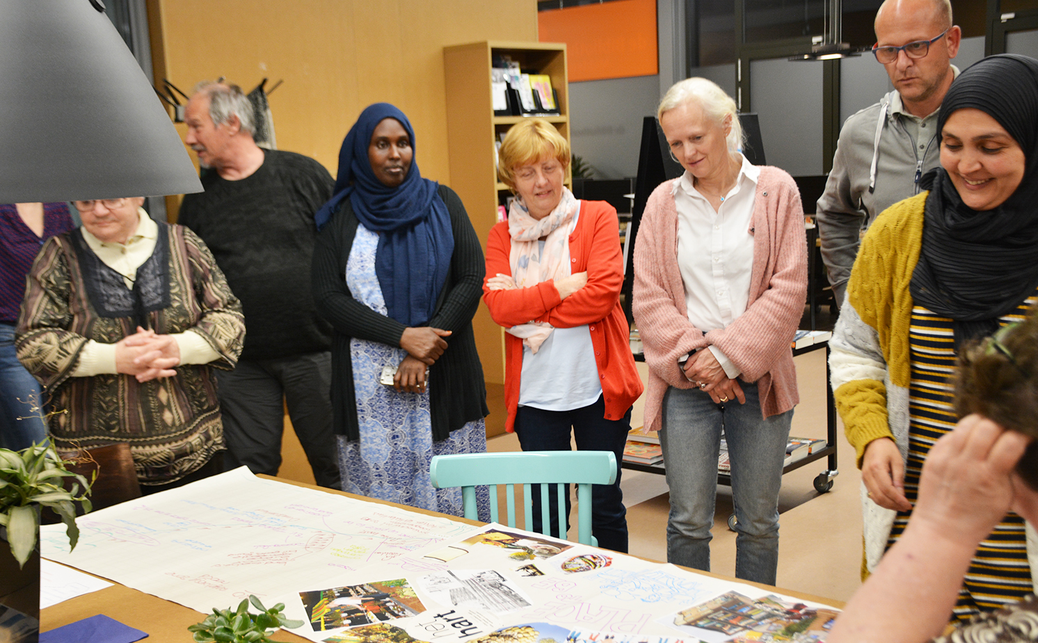 Een aantal inwoners in gesprek