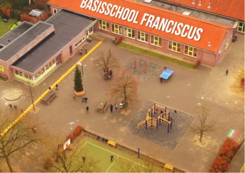 De basisschool in het dorp