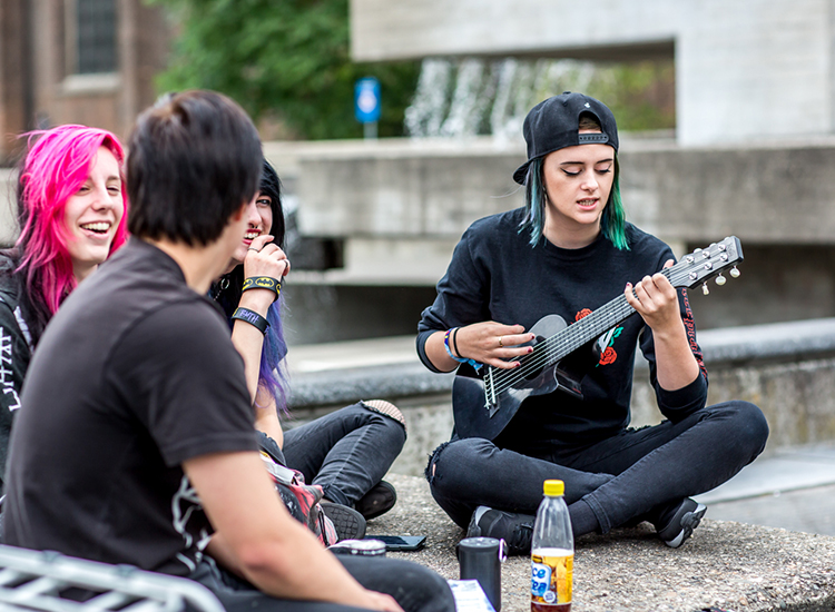 Jongeren maken muziek