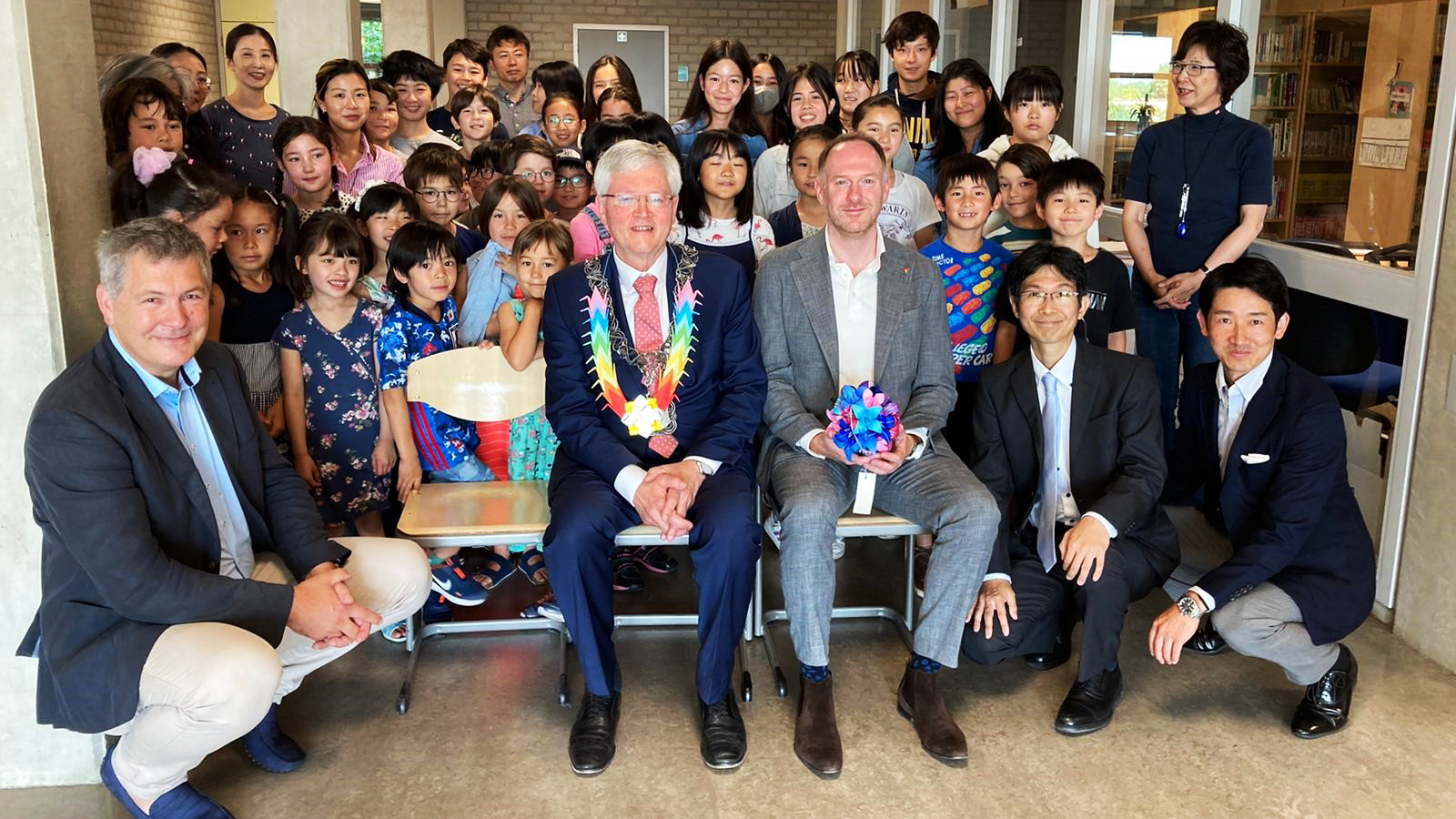 Bezoek van de burgemeester aan de Japanse school