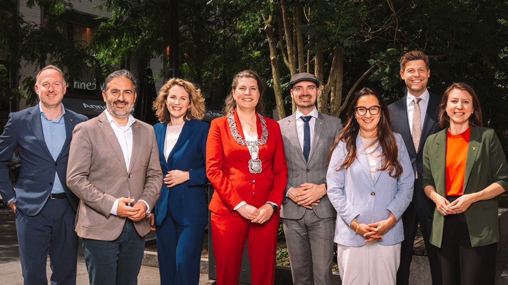 De wethouders van Tilburg inclusief de burgemeester in het groen