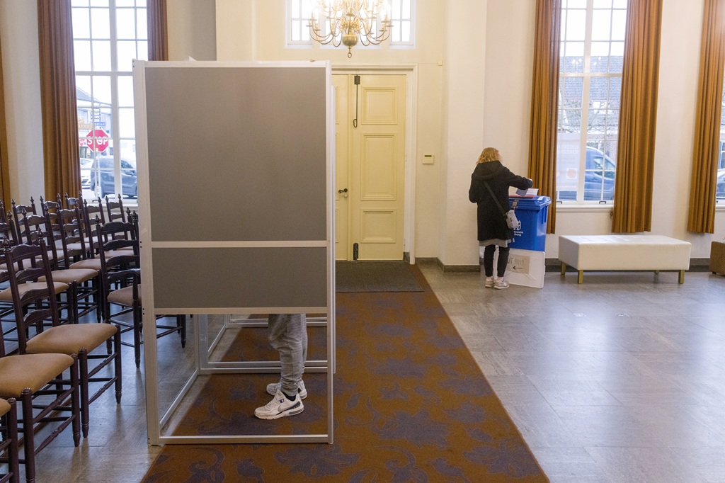 Stemmen in een hokje in het raadhuis in Udenhout
