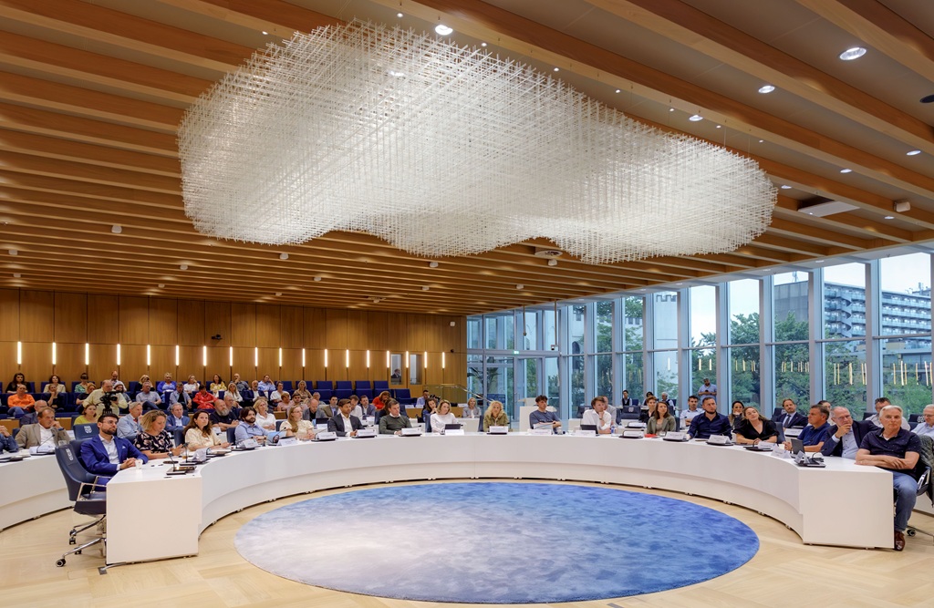 volle raadszaal van Tilburg