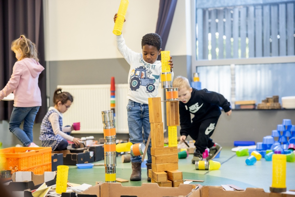 Spelende kinderen in een school 