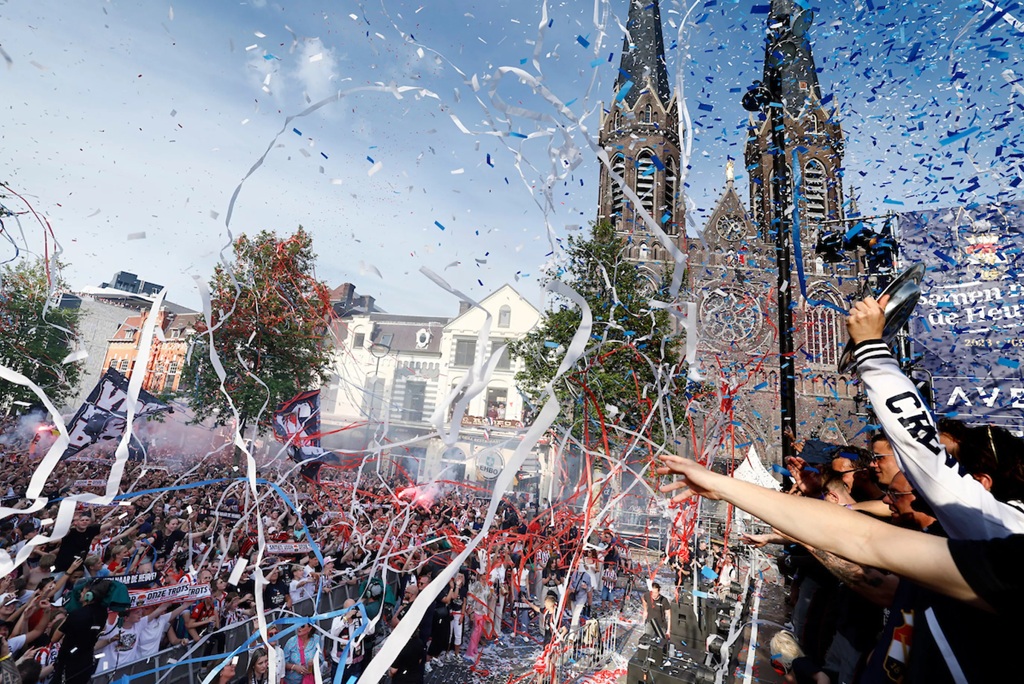 Willem II viert feest op de Heuvel met veel fans voor het podium