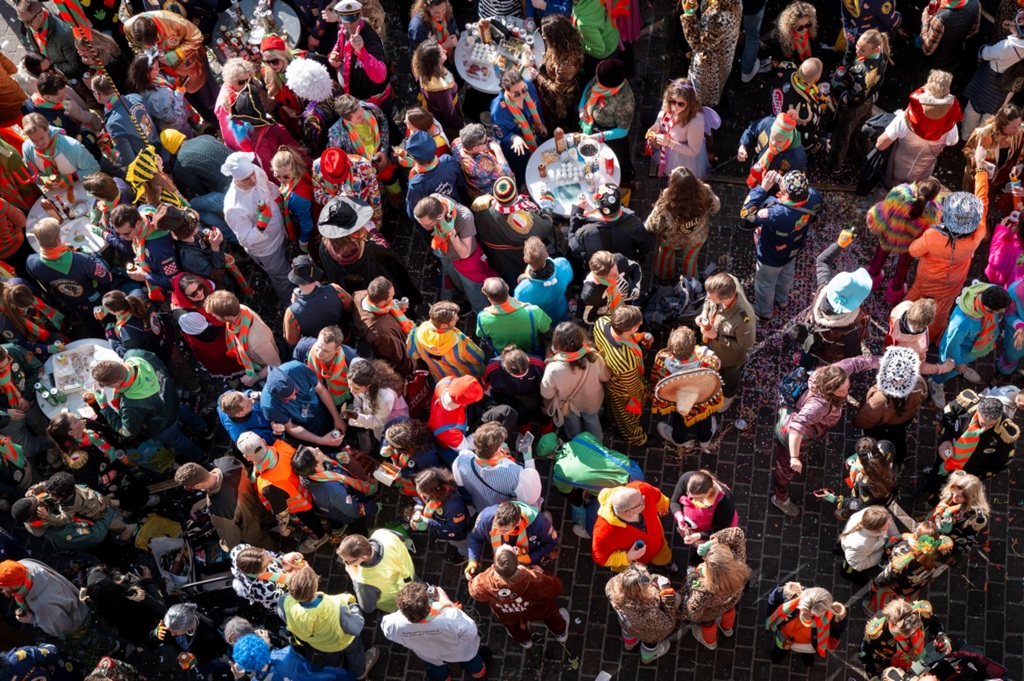 carnavalsmenigte van boven gezien