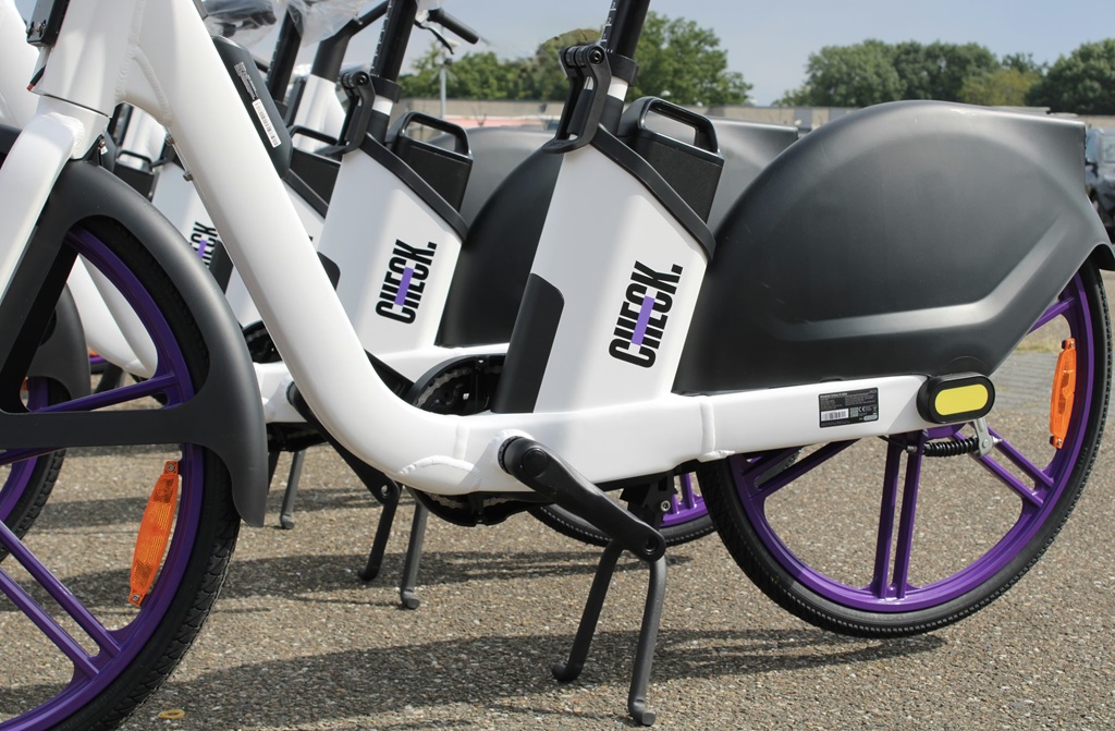 Een paar deelfietsen zonder dat het zadel te zien is