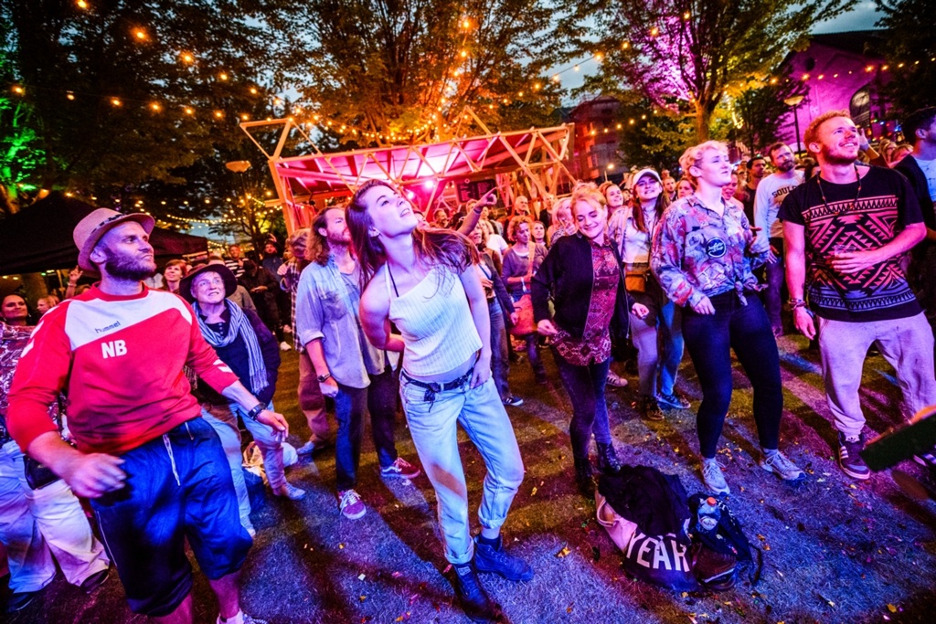 Jongeren zijn lekker aan het swingen op fijne, dansbare muziek tijdens een evenement in Tilburg.