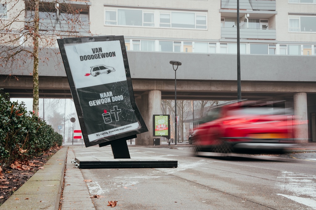 De gehavende reclamezuil met de boodschap van de campagne bij de Kattenrug.