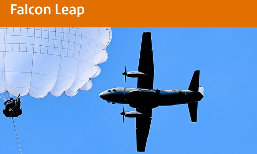 Een vliegtuig dat aan de oefening Falcon Leap meedoet
