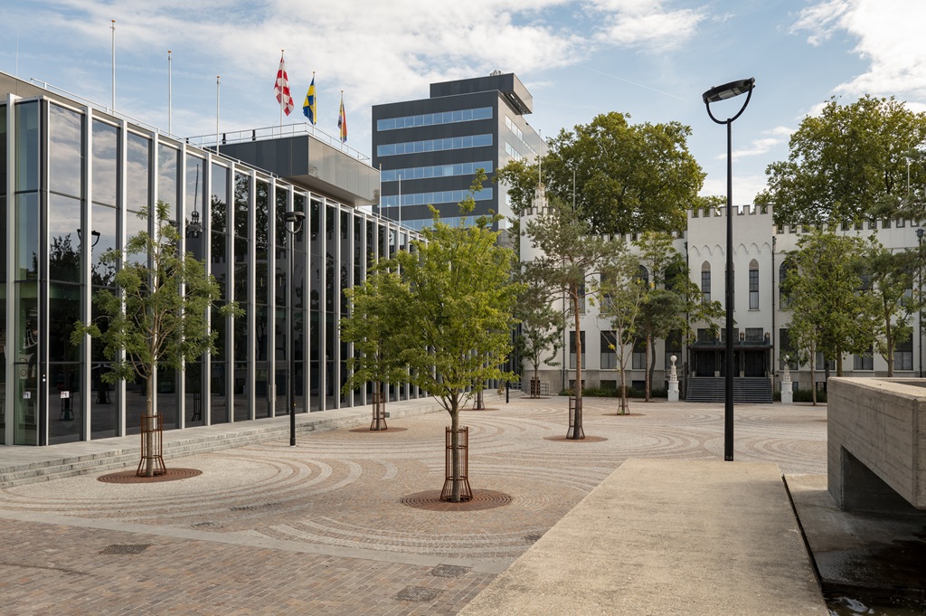 Een groene blik op het Paleis-Raadhuis en het Stadhuis