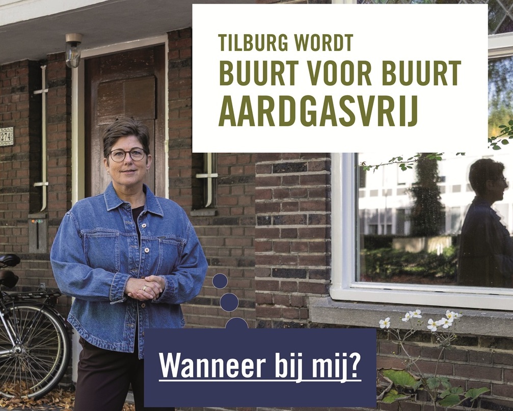 Vrouw bij haar huis met tekst: stap voor stap aardgasvrij, wanneer bij mij?