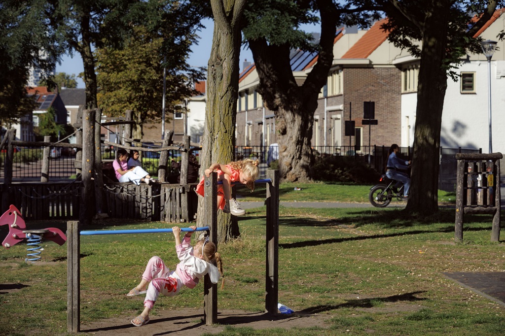 Twee meisjes spelen op het duikelrek