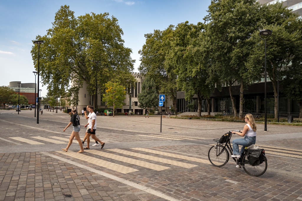 Zebrapad met voetgangers en een fietser