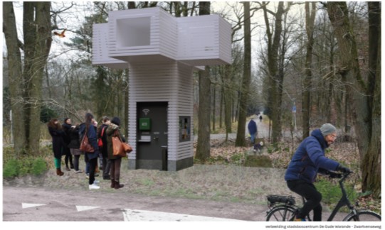 Foto van een stadsbosbaken in het bos, met wandelaars en een fietser erbij