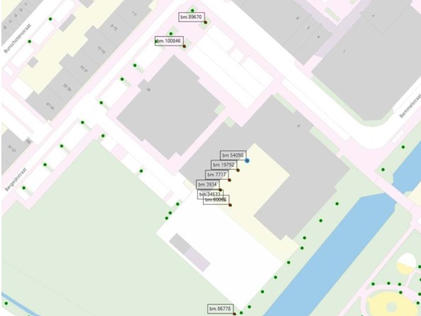 Kaart nieuwbouw OBS en kindcentrum De Fonkel met de nummers van de bomen die worden weggehaald