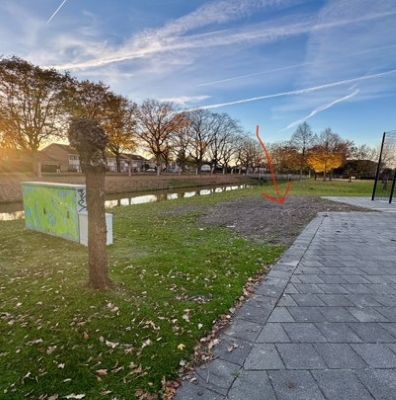 Plek waar nieuwe zitplek Breukelentuin komt - naast de tegels bij het sportcourt, aan de kant van het water