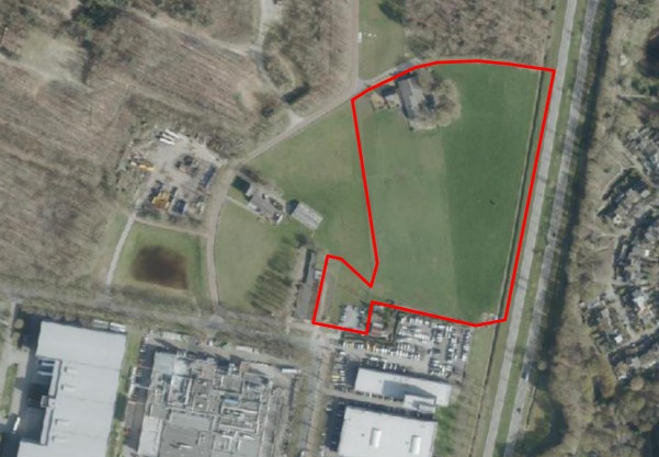 Luchtfoto IJpelareweg 44-46 te Tilburg met rode lijn eromheen